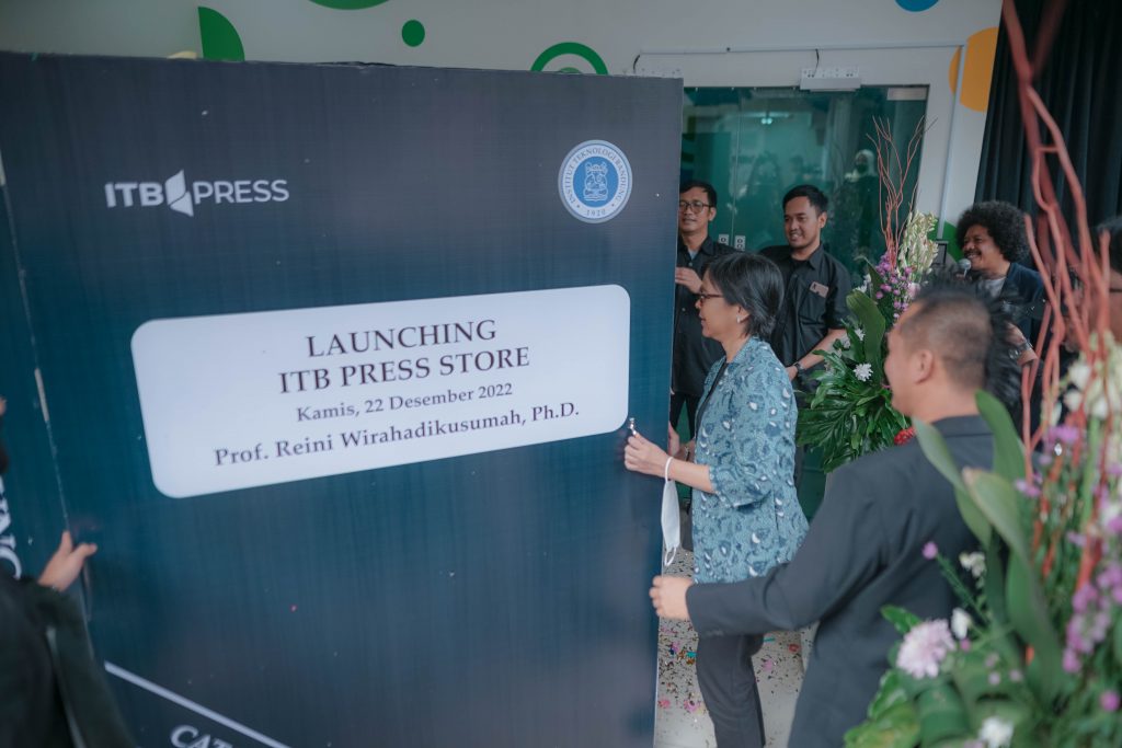 Rector Launches the ITB Press Store