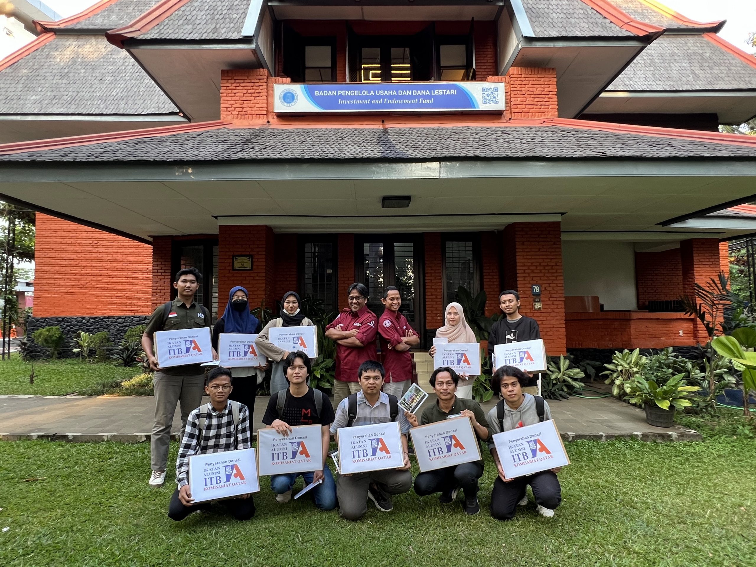 ITB Alumni in Qatar: A generous donation of laptops for students in need -  BPUDL ITB