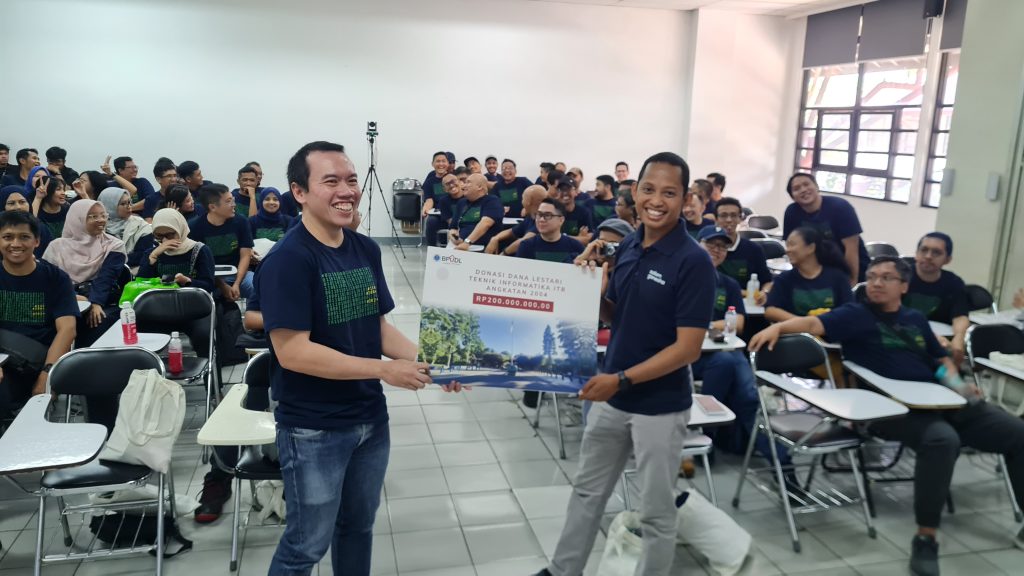 Informatics Engineering class of 2004 returns to ITB campus and donates IDR200 million for endowment fund